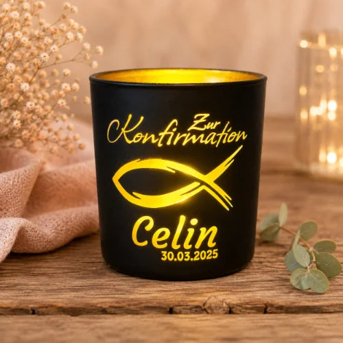 Personalisiertes Windlicht zur Konfirmation mit Name, Datum & Fischsymbol – Lasergravur auf schwarzem Glas